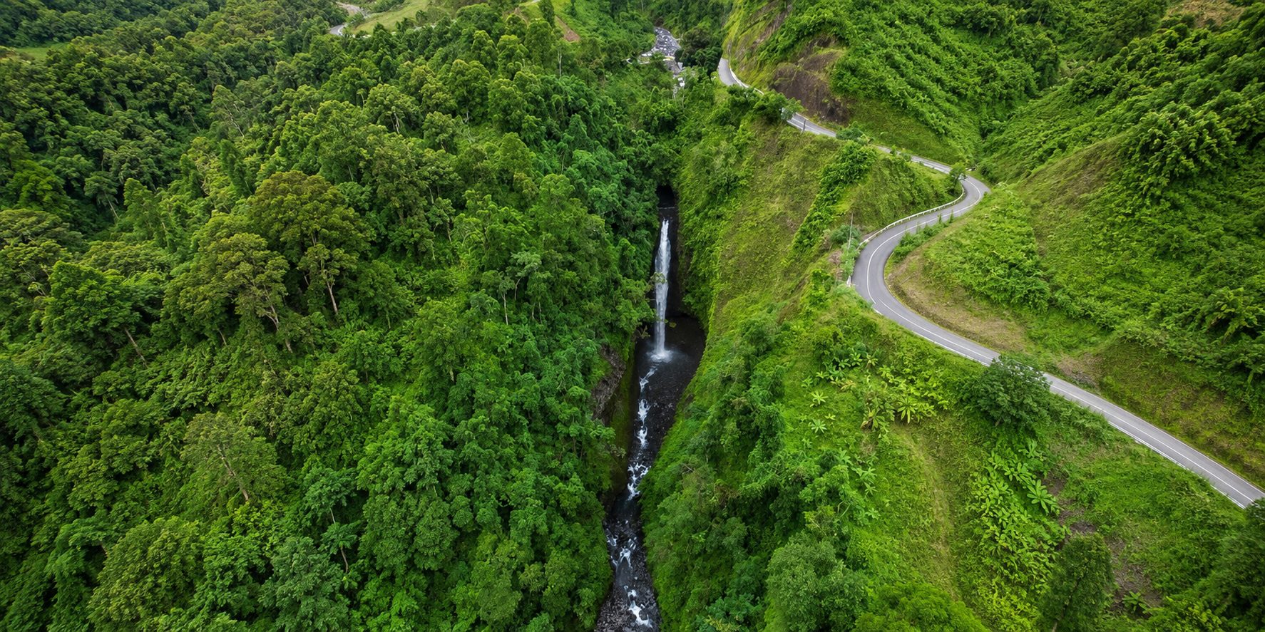 La cascade de Lingoni, dans la forêt tropicale de Ndzuani